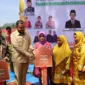 Wali Kota Padang Fadly Amran menyerahkan kunci Hunsela kepada korban banjir bandang Kampung Talang, Pauh, Senin (26/1/2026). (Foto: Prokopim Padang)