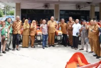 Wali Kota Pariaman Yota Balad menyerahkan bantuan alsintan dari Kementan kepada kelompok tani di Kota Pariaman, Selasa (20/1/2026). (Foto: Kominfo Kota Pariaman)
