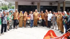 Wali Kota Pariaman Yota Balad menyerahkan bantuan alsintan dari Kementan kepada kelompok tani di Kota Pariaman, Selasa (20/1/2026). (Foto: Kominfo Kota Pariaman)