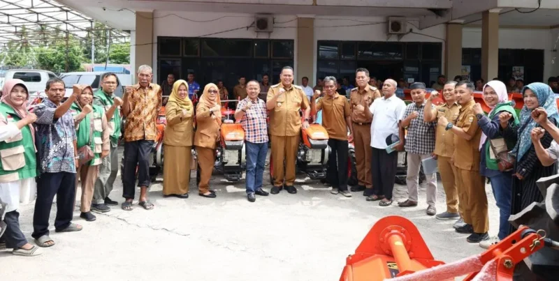 Wali Kota Pariaman Yota Balad menyerahkan bantuan alsintan dari Kementan kepada kelompok tani di Kota Pariaman, Selasa (20/1/2026). (Foto: Kominfo Kota Pariaman)