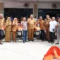 Wali Kota Pariaman Yota Balad menyerahkan bantuan alsintan dari Kementan kepada kelompok tani di Kota Pariaman, Selasa (20/1/2026). (Foto: Kominfo Kota Pariaman)
