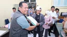 Wali Kota Pariaman Yota Balad menyerahkan bantuan sembako kepada pedagang pasar, Sabtu (10/1). (Foto: Kominfo Pariaman)