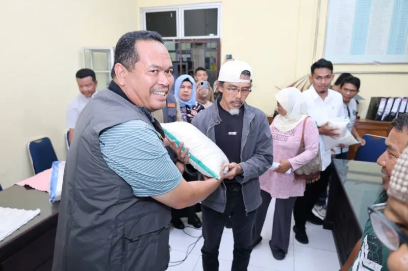 Wali Kota Pariaman Yota Balad menyerahkan bantuan sembako kepada pedagang pasar, Sabtu (10/1). (Foto: Kominfo Pariaman)