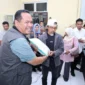 Wali Kota Pariaman Yota Balad menyerahkan bantuan sembako kepada pedagang pasar, Sabtu (10/1). (Foto: Kominfo Pariaman)