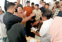 Wakil Gubernur Sumbar Vasco Ruseimy didampingi Bupati Padang Pariaman John Kenedy Azis menyerahkan santunan kepada ahli waris korban bencana hidrometeorologi di Pendopo Rumah Dinas Bupati Padang Pariaman, Karan Aur, Sabtu (17/1/2026). (Foto: Kominfo Padang Pariaman)