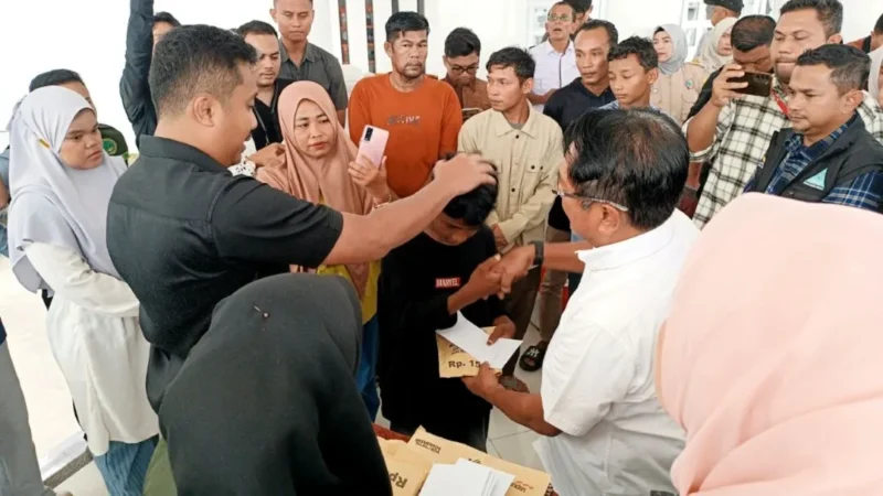 Wakil Gubernur Sumbar Vasco Ruseimy didampingi Bupati Padang Pariaman John Kenedy Azis menyerahkan santunan kepada ahli waris korban bencana hidrometeorologi di Pendopo Rumah Dinas Bupati Padang Pariaman, Karan Aur, Sabtu (17/1/2026). (Foto: Kominfo Padang Pariaman)