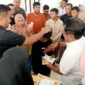 Wakil Gubernur Sumbar Vasco Ruseimy didampingi Bupati Padang Pariaman John Kenedy Azis menyerahkan santunan kepada ahli waris korban bencana hidrometeorologi di Pendopo Rumah Dinas Bupati Padang Pariaman, Karan Aur, Sabtu (17/1/2026). (Foto: Kominfo Padang Pariaman)