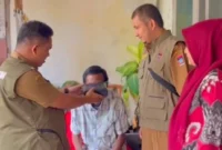 Petugas Disdikcapil Padang melakukan perekaman KTP warga yang mengalami gangguan kejiwaan di Kelurahan Gunung Pangilun. (Foto: FB Diskominfo Padang)