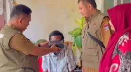 Petugas Disdikcapil Padang melakukan perekaman KTP warga yang mengalami gangguan kejiwaan di Kelurahan Gunung Pangilun. (Foto: FB Diskominfo Padang)