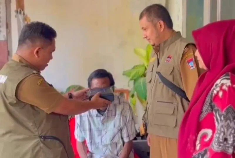Petugas Disdikcapil Padang melakukan perekaman KTP warga yang mengalami gangguan kejiwaan di Kelurahan Gunung Pangilun. (Foto: FB Diskominfo Padang)