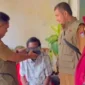 Petugas Disdikcapil Padang melakukan perekaman KTP warga yang mengalami gangguan kejiwaan di Kelurahan Gunung Pangilun. (Foto: FB Diskominfo Padang)