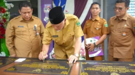 Gubernur Sumbar Mahyeldi Ansharullah meresmikan BLUD untuk UPTD Rumah Sakit Hewan Sumbar, UPTD Ternak Unggas, dan UPTD BPTSB Tuah Sakato, Senin (19/1/2026). (Foto: ADPSB)