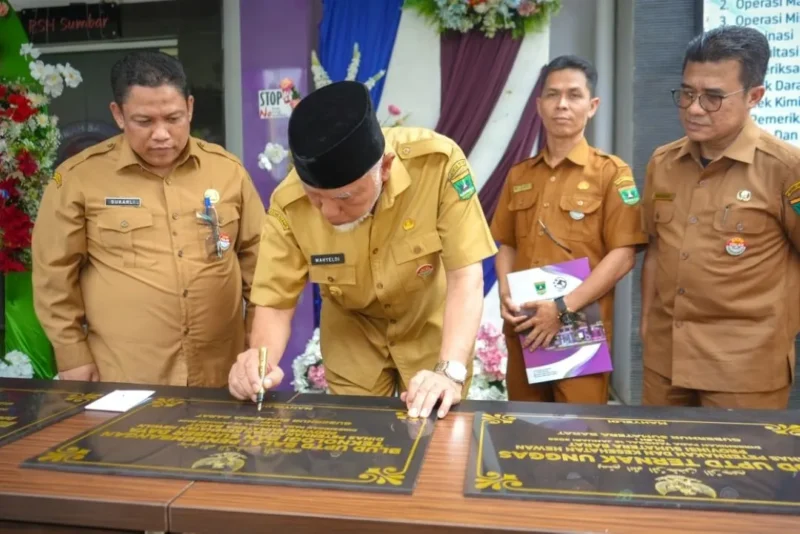Gubernur Sumbar Mahyeldi Ansharullah meresmikan BLUD untuk UPTD Rumah Sakit Hewan Sumbar, UPTD Ternak Unggas, dan UPTD BPTSB Tuah Sakato, Senin (19/1/2026). (Foto: ADPSB)