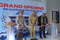 Wali Kota Padang Fadly Amran bersama jajaran manajemen PT Bimo Teknologi Otomotif meresmikan Dealer BYD BIPO Padang yang berlokasi di Jalan Bypass Sungai Sapih, Kecamatan Kuranji, Selasa (27/1/2026). (Foto: Diskominfo Padang)