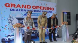 Wali Kota Padang Fadly Amran bersama jajaran manajemen PT Bimo Teknologi Otomotif meresmikan Dealer BYD BIPO Padang yang berlokasi di Jalan Bypass Sungai Sapih, Kecamatan Kuranji, Selasa (27/1/2026). (Foto: Diskominfo Padang)