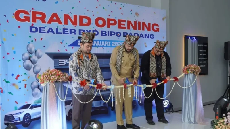 Wali Kota Padang Fadly Amran bersama jajaran manajemen PT Bimo Teknologi Otomotif meresmikan Dealer BYD BIPO Padang yang berlokasi di Jalan Bypass Sungai Sapih, Kecamatan Kuranji, Selasa (27/1/2026). (Foto: Diskominfo Padang)
