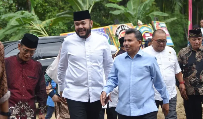 Wali Kota Padang Fadly Amran meresmikan GSG RW III Masjid Muhajirin di Kelurahan Padang Besi, Kecamatan Lubuk Kilangan, Jumat (9/1/2026). (Foto: Prokopim Padang)