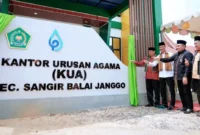 Wakil Bupati Solsel H. Yulian Efi meresmikan gedung baru KUA Sangir Balai Janggo, Jumat (23/1/2026). (Foto: Humas Pemkab Solsel)