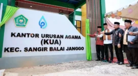 Wakil Bupati Solsel H. Yulian Efi meresmikan gedung baru KUA Sangir Balai Janggo, Jumat (23/1/2026). (Foto: Humas Pemkab Solsel)