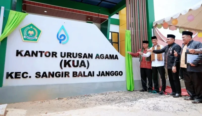 Wakil Bupati Solsel H. Yulian Efi meresmikan gedung baru KUA Sangir Balai Janggo, Jumat (23/1/2026). (Foto: Humas Pemkab Solsel)