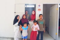 Bupati Pessel, Hendrajoni bersama Anggota Komisi VIII DPR RI, Lisda Hendrajoni foto bersama warga saat peresmian huntara di Kecamatan Bayang Utara. (Foto: Dok. Prokopim) 