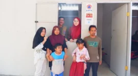 Bupati Pessel, Hendrajoni bersama Anggota Komisi VIII DPR RI, Lisda Hendrajoni foto bersama warga saat peresmian huntara di Kecamatan Bayang Utara. (Foto: Dok. Prokopim) 