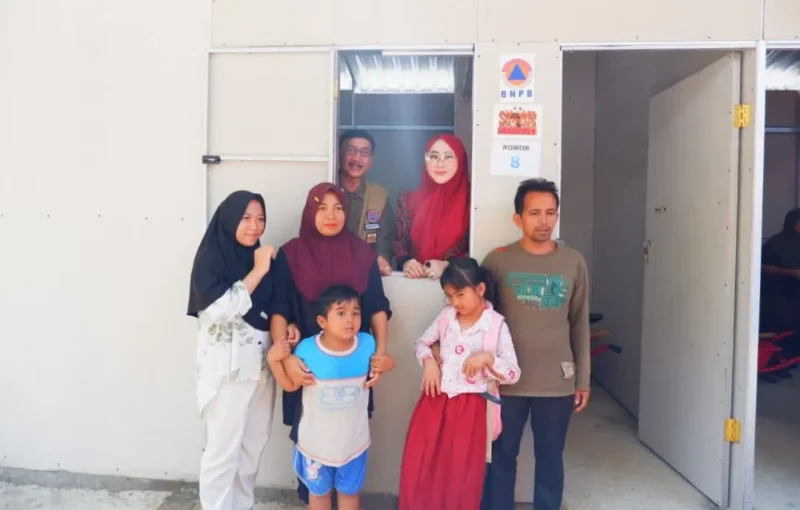 Bupati Pessel, Hendrajoni bersama Anggota Komisi VIII DPR RI, Lisda Hendrajoni foto bersama warga saat peresmian huntara di Kecamatan Bayang Utara. (Foto: Dok. Prokopim) 