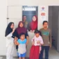 Bupati Pessel, Hendrajoni bersama Anggota Komisi VIII DPR RI, Lisda Hendrajoni foto bersama warga saat peresmian huntara di Kecamatan Bayang Utara. (Foto: Dok. Prokopim) 