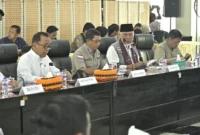 Gubernur Sumbar Mahyeldi Ansharullah mendampingi Menko PMK RI, Pratikno saat paparan progres penanganan bencana di Balairung Rumah Dinas Bupati Agam, Sabtu (24/1/2026). (Foto: ADPSB)