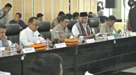 Gubernur Sumbar Mahyeldi Ansharullah mendampingi Menko PMK RI, Pratikno saat paparan progres penanganan bencana di Balairung Rumah Dinas Bupati Agam, Sabtu (24/1/2026). (Foto: ADPSB)