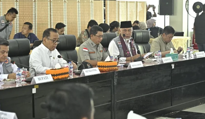 Gubernur Sumbar Mahyeldi Ansharullah mendampingi Menko PMK RI, Pratikno saat paparan progres penanganan bencana di Balairung Rumah Dinas Bupati Agam, Sabtu (24/1/2026). (Foto: ADPSB)