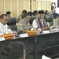 Gubernur Sumbar Mahyeldi Ansharullah mendampingi Menko PMK RI, Pratikno saat paparan progres penanganan bencana di Balairung Rumah Dinas Bupati Agam, Sabtu (24/1/2026). (Foto: ADPSB)