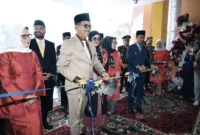 Bupati Solsel H. Khairunas bersama Wakil Bupati H. Yulian Efi dan lainnya meresmikan Kantor Bupati Solsel, Rabu (7/1/2025). (Foto: Humas Pemkab Solsel)
