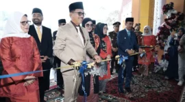 Bupati Solsel H. Khairunas bersama Wakil Bupati H. Yulian Efi dan lainnya meresmikan Kantor Bupati Solsel, Rabu (7/1/2025). (Foto: Humas Pemkab Solsel)