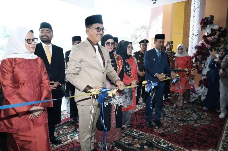 Bupati Solsel H. Khairunas bersama Wakil Bupati H. Yulian Efi dan lainnya meresmikan Kantor Bupati Solsel, Rabu (7/1/2025). (Foto: Humas Pemkab Solsel)