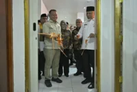 Wakil Menteri UMKM RI Helvi Moraza didampingi Gubernur Sumbar Mahyeldi Ansharullah meresmikan Klinik UMKM Minang Bangkit di Kantor Dinas Koperasi dan UKM Provinsi Sumbar Jumat, (23/1/2026). (Foto: ADPSB)
