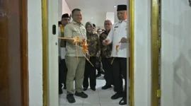 Wakil Menteri UMKM RI Helvi Moraza didampingi Gubernur Sumbar Mahyeldi Ansharullah meresmikan Klinik UMKM Minang Bangkit di Kantor Dinas Koperasi dan UKM Provinsi Sumbar Jumat, (23/1/2026). (Foto: ADPSB) 