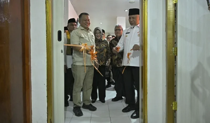 Wakil Menteri UMKM RI Helvi Moraza didampingi Gubernur Sumbar Mahyeldi Ansharullah meresmikan Klinik UMKM Minang Bangkit di Kantor Dinas Koperasi dan UKM Provinsi Sumbar Jumat, (23/1/2026). (Foto: ADPSB) 