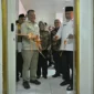 Wakil Menteri UMKM RI Helvi Moraza didampingi Gubernur Sumbar Mahyeldi Ansharullah meresmikan Klinik UMKM Minang Bangkit di Kantor Dinas Koperasi dan UKM Provinsi Sumbar Jumat, (23/1/2026). (Foto: ADPSB) 