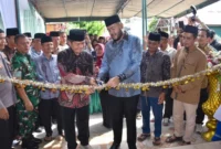 Wali Kota Padang Fadly Amran meresmikan Masjid Al-Falah di Kelurahan Anduring, Kecamatan Kuranji, Jumat (16/1/2026). (Foto: Prokopim Padang)
