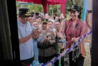 Wakil Gubernur Sumbar Vasko Ruseimy bersama Bupati Dharmasraya Annisa Suci Ramadhani meresmikan Samsat Nagari Sungai Rumbai di Kantor Kecamatan Sungai Rumbai, Kabupaten Dharmasraya, Rabu (7/1/2026). (Foto: Pemkab Dharmasraya)