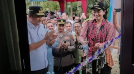 Wakil Gubernur Sumbar Vasko Ruseimy bersama Bupati Dharmasraya Annisa Suci Ramadhani meresmikan Samsat Nagari Sungai Rumbai di Kantor Kecamatan Sungai Rumbai, Kabupaten Dharmasraya, Rabu (7/1/2026). (Foto: Pemkab Dharmasraya)
