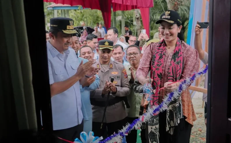 Wakil Gubernur Sumbar Vasko Ruseimy bersama Bupati Dharmasraya Annisa Suci Ramadhani meresmikan Samsat Nagari Sungai Rumbai di Kantor Kecamatan Sungai Rumbai, Kabupaten Dharmasraya, Rabu (7/1/2026). (Foto: Pemkab Dharmasraya)