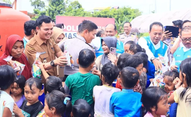 Suasana peresmian Program Bantuan Bencana Penyediaan Air Bersih di Perumahan Griya Bukit Sejahtera, Korong Surantiah Parak Pisang, Nagari Sungai Buluah Utara, Kecamatan Batang Anai, Selasa (20/1/2026). (Foto: Kominfo Padang Pariaman)