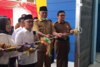 Gubernur Sumbar Mahyeldi Ansharullah mendampingi Wamendikdasmen RI, Atip Latipulhayat meresmikan pemakaian fasilitas hasil Program Revitalisasi Satuan Pendidikan Tahun 2025 yang dipusatkan di SMK Negeri 1 Padang pada Senin (5/1/2026). (Foto: Prokopim Sumbar)