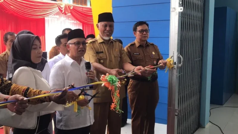 Gubernur Sumbar Mahyeldi Ansharullah mendampingi Wamendikdasmen RI, Atip Latipulhayat meresmikan pemakaian fasilitas hasil Program Revitalisasi Satuan Pendidikan Tahun 2025 yang dipusatkan di SMK Negeri 1 Padang pada Senin (5/1/2026). (Foto: Prokopim Sumbar)