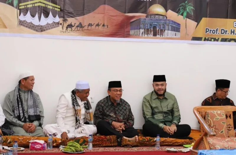 Wali Kota Padang, Fadly Amran bersama Wakil Wali Kota Padang, Maigus Nasir, menghadiri peringatan Isra’ Mi’raj Nabi Muhammad SAW 1447 H di Pondok Pesantren Darul Ulum, Minggu (18/1/2026). (Foto: Prokopim Padang)