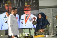 Wali Kota Padang Fadly Amran menggelar pertemuan dengan Kepala BPBPK Sumbar Maria Doeni Isa di Gedung Putih Rumah Dinas Wali Kota, Rabu (21/1). (Foto: Prokopim Padang)