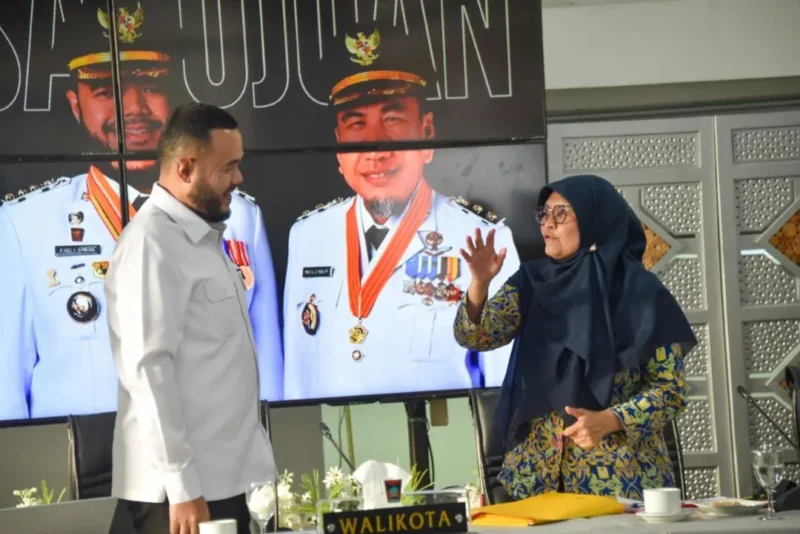 Wali Kota Padang Fadly Amran menggelar pertemuan dengan Kepala BPBPK Sumbar Maria Doeni Isa di Gedung Putih Rumah Dinas Wali Kota, Rabu (21/1). (Foto: Prokopim Padang)