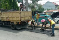 Petugas Dinas PUPR Padang melakukan patching jalan berlubang Padang di ruas Jalan Moh Hatta. (Foto: Diskominfo Padang)